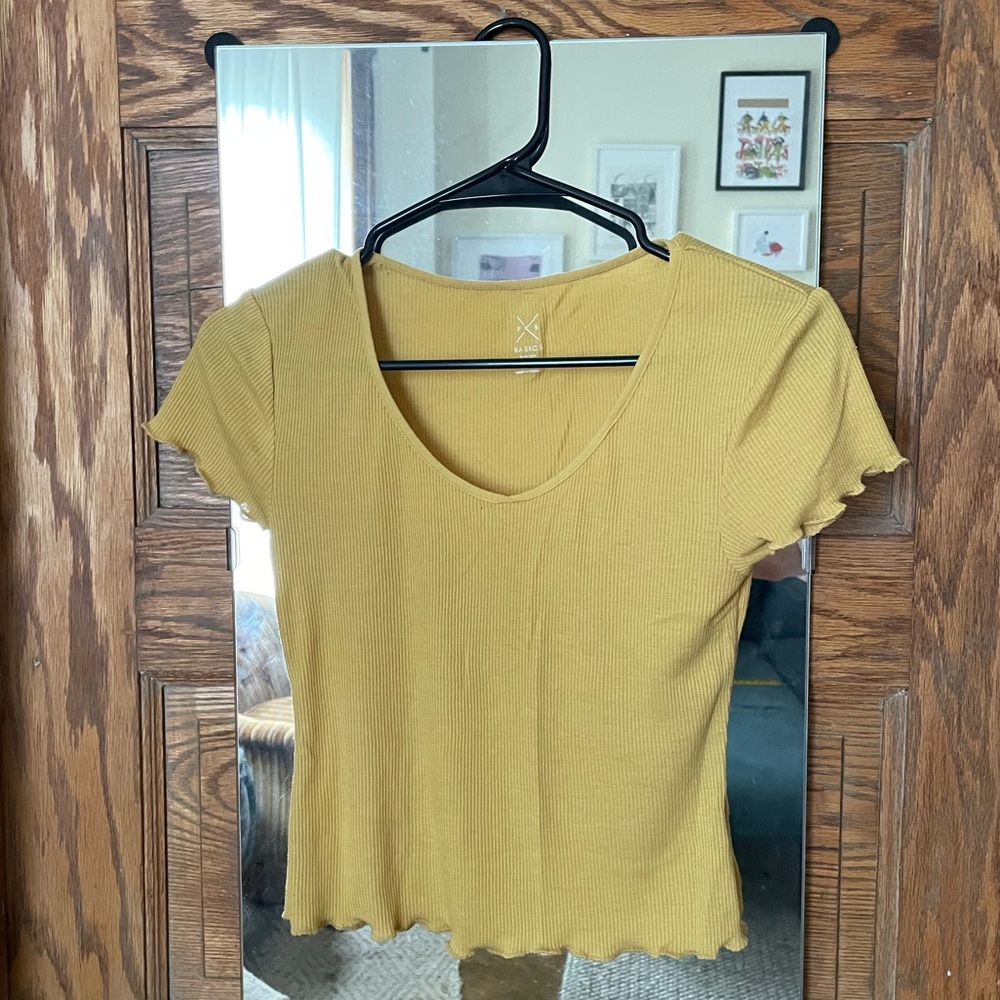Yellow ribbed top with lettuce trim